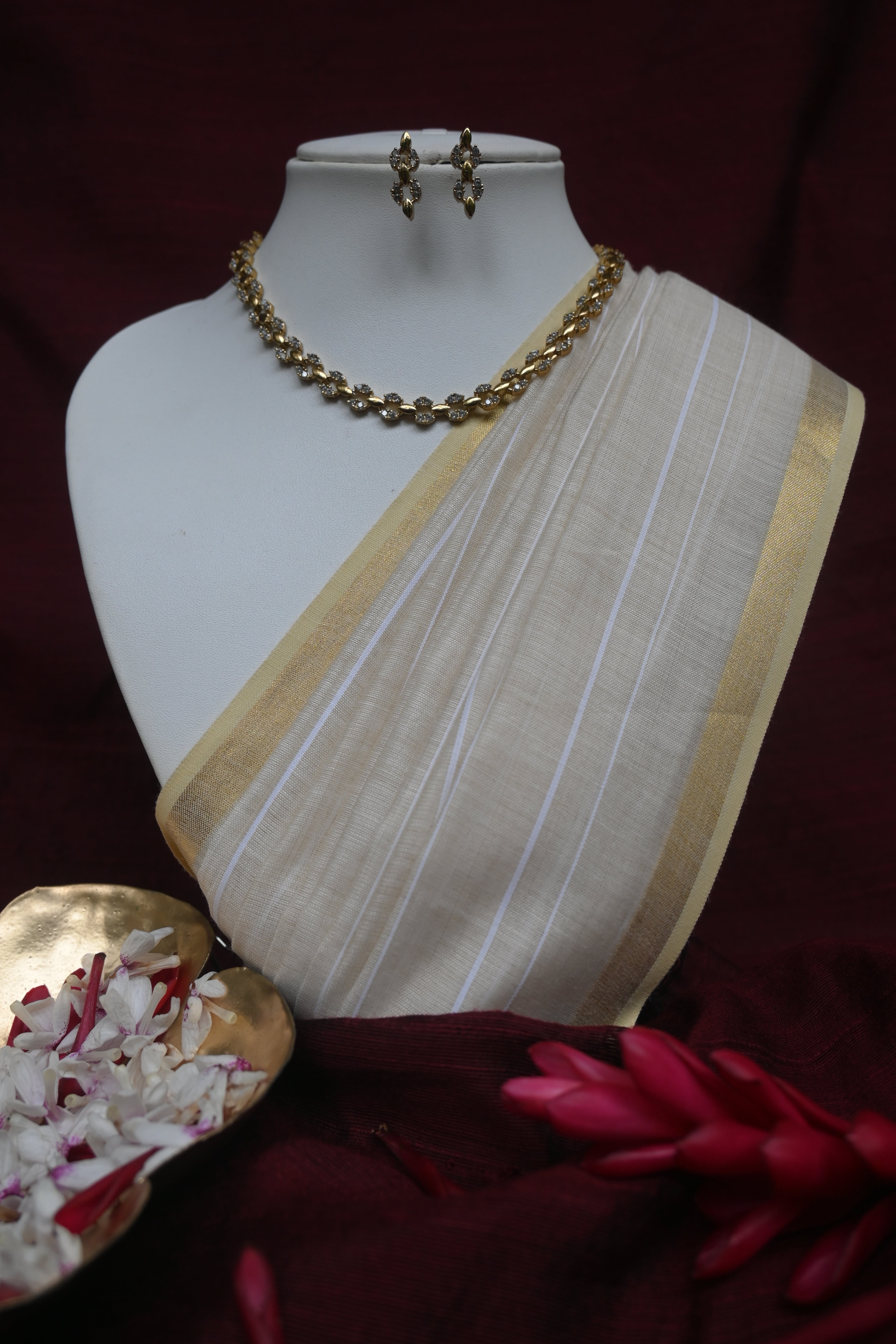 Riya - A Minimal Gold Tone Chain Set With Subtle Sprakle