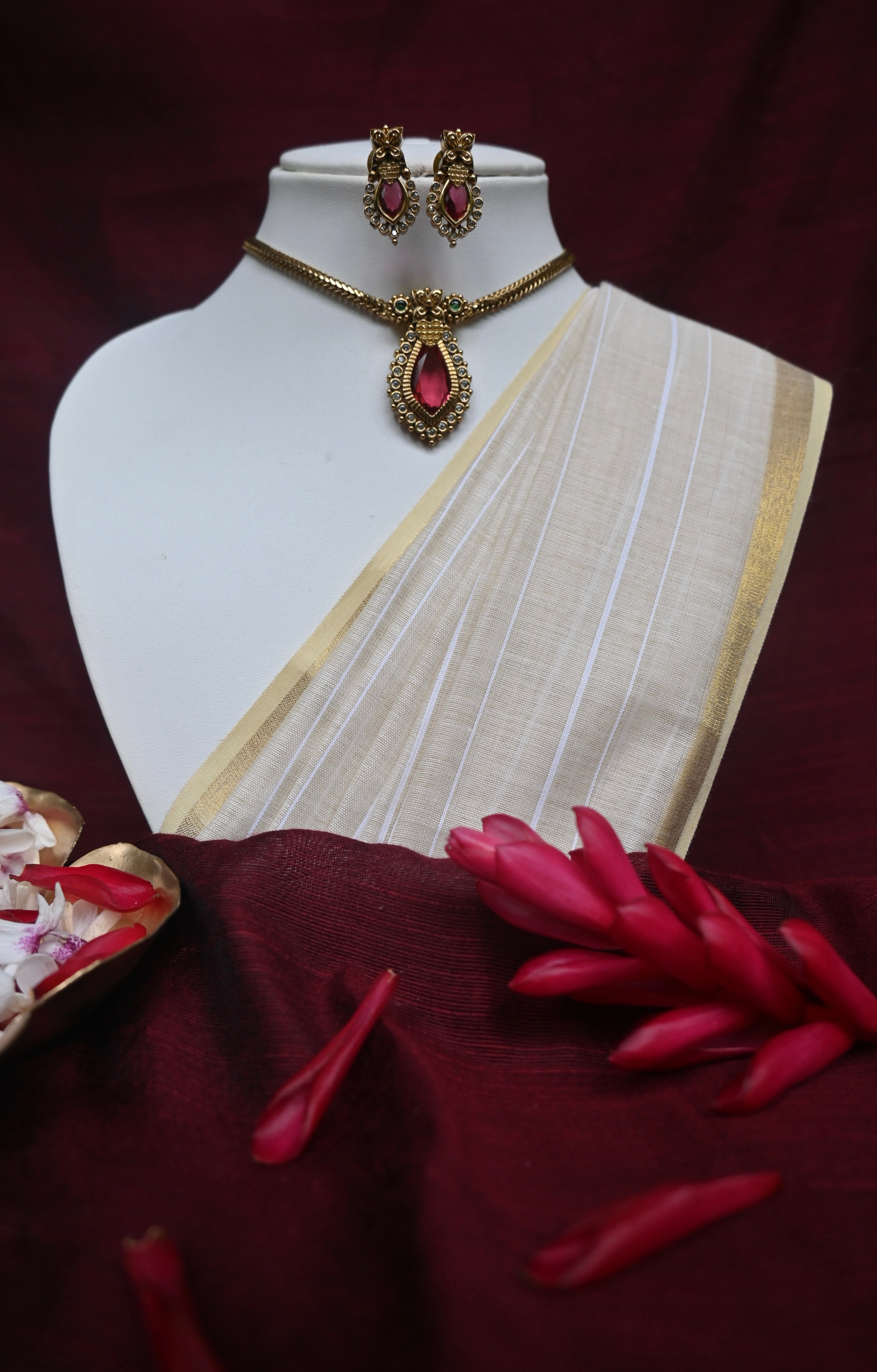 Devyani - Simple And Elegant Pendant Choker Set